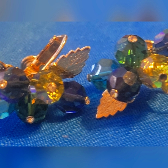 Gorgeous & Bright Vintage Blue Green Crystal Aurora Borealis Dangle Gold Clip On - Picture 1 of 6